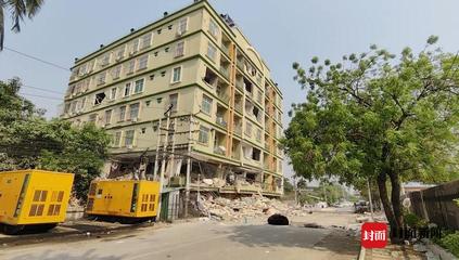 探访曼德勒市4大坍塌点 大设备破拆废墟找寻遇难者，幸存者现场8小时等哥哥遗体